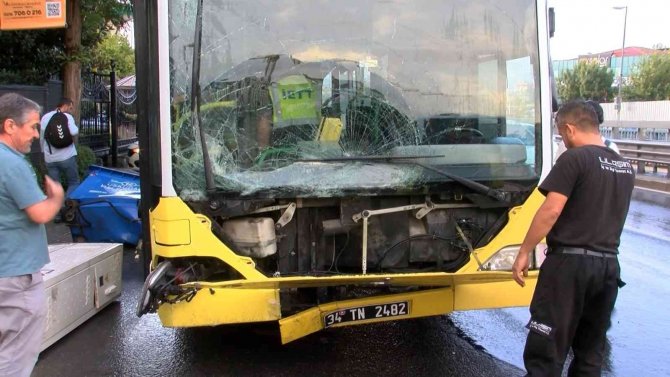 Üsküdar’da İ̇ett Otobüsü Kaza Yaptı, Otobüsün Boş Olması Faciayı Önledi