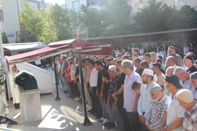 25 Metreden Düşerek Ölen Kadın Son Yolculuğuna Uğurlandı