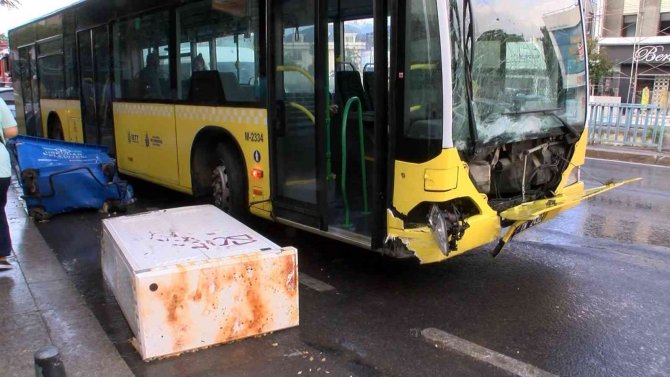 Üsküdar’da İ̇ett Otobüsü Kaza Yaptı, Otobüsün Boş Olması Faciayı Önledi