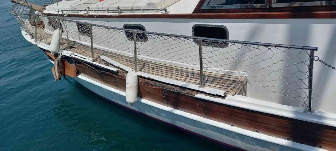 Tur Teknelerinin Çarpışması Turistlere Büyük Panik Yaşattı