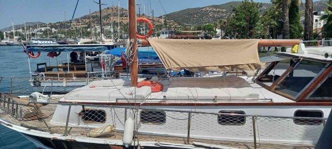 Tur Teknelerinin Çarpışması Turistlere Büyük Panik Yaşattı