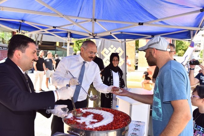 Altıeylül Belediyesi’nden Aşure İkramı