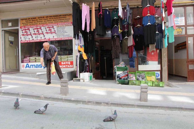 83 Yaşındaki Esnaf Siftah Parasıyla Kuşlara Yem Alıyor