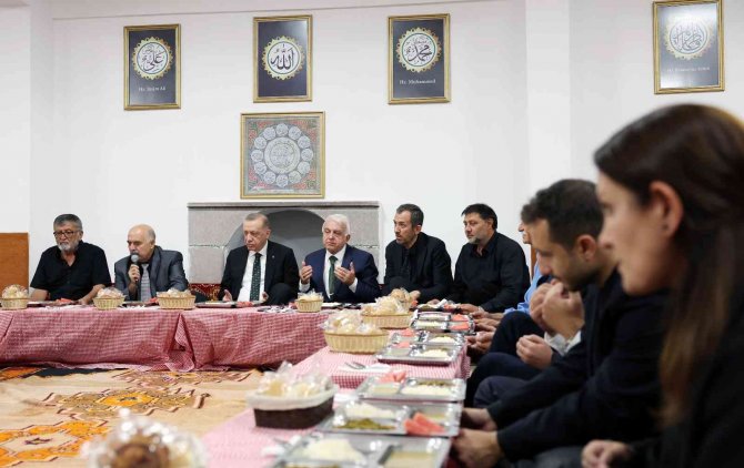 Cumhurbaşkanı Erdoğan Cemevinde Alevi Dedeleriyle Birlikte İftar Yaptı