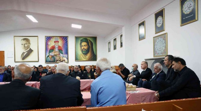 Cumhurbaşkanı Erdoğan Cemevinde Alevi Dedeleriyle Birlikte İftar Yaptı