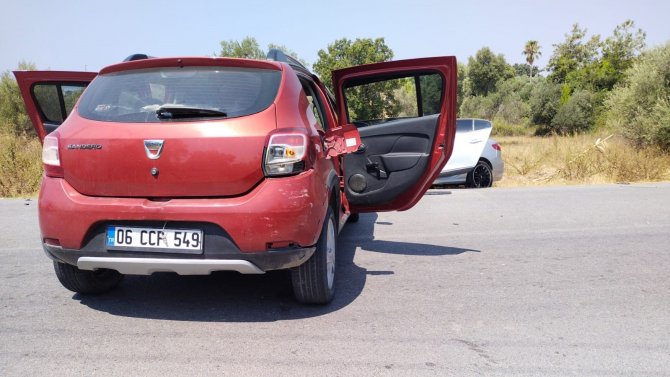 İ̇ki Otomobil Çarpıştı: 4 Çocuk Yaralandı