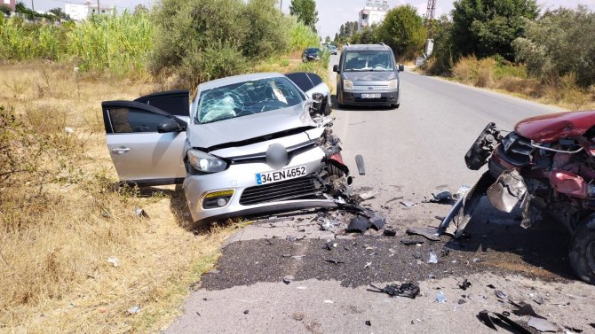İ̇ki Otomobil Çarpıştı: 4 Çocuk Yaralandı