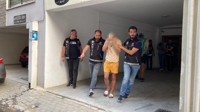 Üniversiteli Zehir Tacirleri Tutuklandı