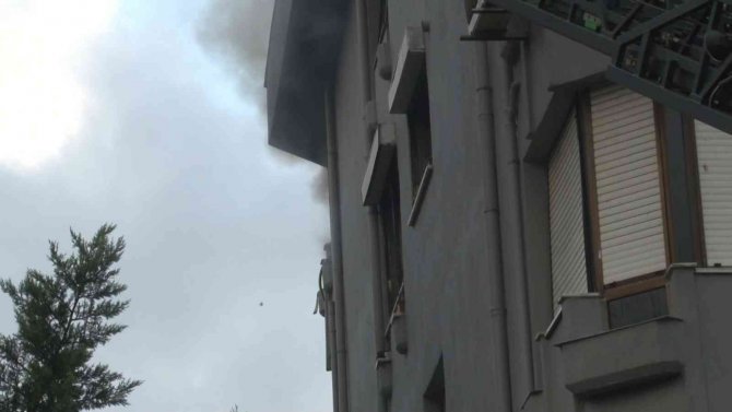 Beşiktaş’ta Korkutan Yangın: Mahsur Kalan 2 Kişi Kurtarıldı