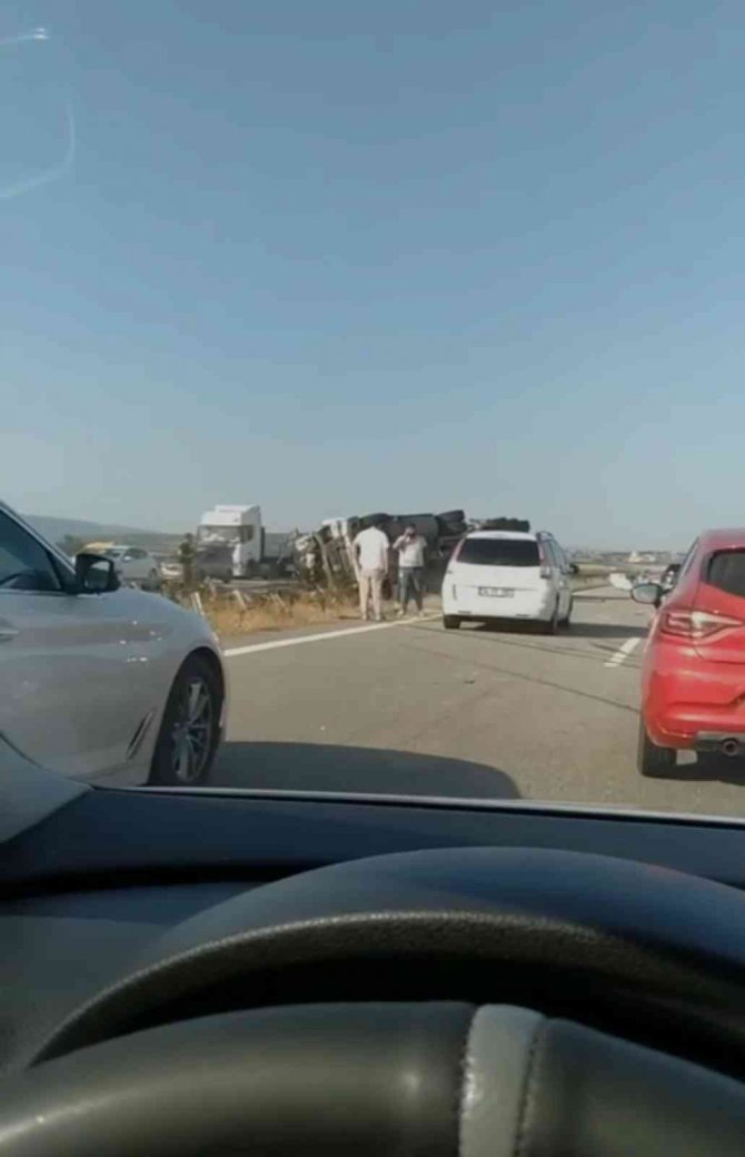 Bursa’da Yakıt Tankeri Otobüse Çarptı, Facianın Eşiğinden Dönüldü
