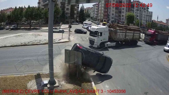 Ölüm Kavşağındaki Kaza Güvenlik Kamerasında