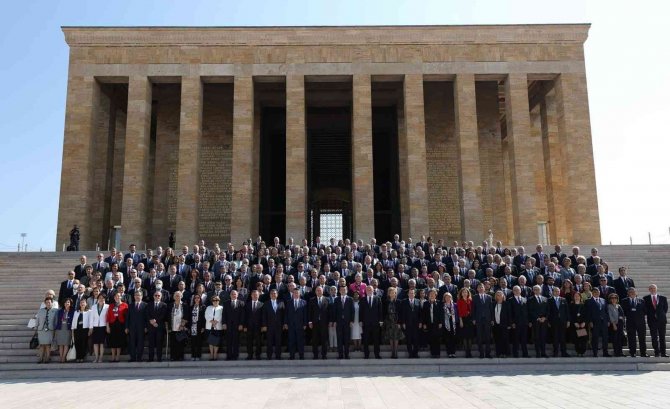 Bakan Çavuşoğlu 13. Büyükelçiler Konferansı Öncesi Anıtkabir’i Ziyaret Etti