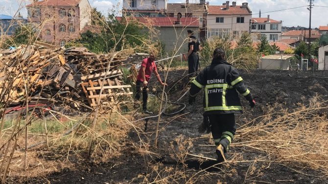 Polis, Vatandaş Ve İtfaiye İşbirliğiyle Yangın Evlere Sıçramadan Söndürüldü