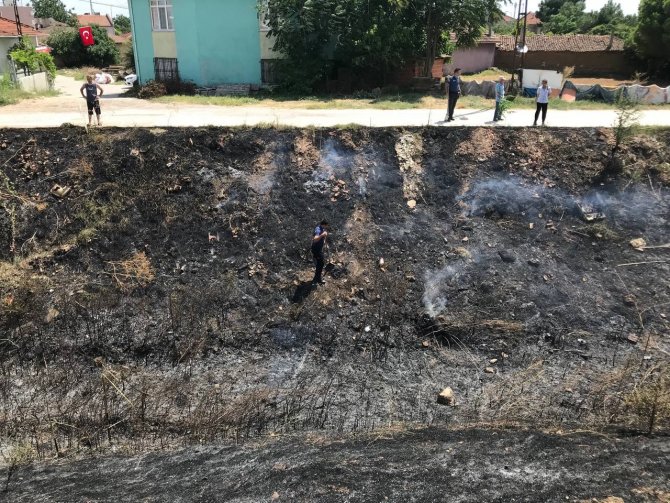 Polis, Vatandaş Ve İtfaiye İşbirliğiyle Yangın Evlere Sıçramadan Söndürüldü