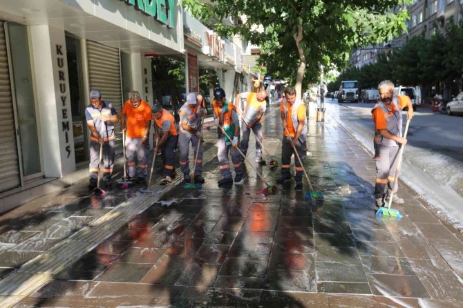 Elazığ Belediyesi Kent Genelinde Temizlik Çalışmalarını Sürdürüyor