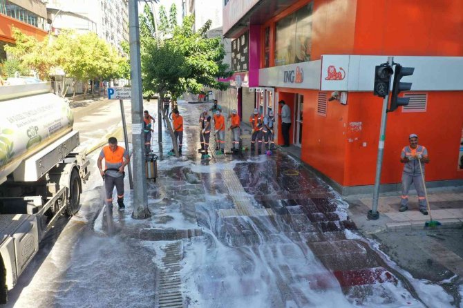 Elazığ Belediyesi Kent Genelinde Temizlik Çalışmalarını Sürdürüyor