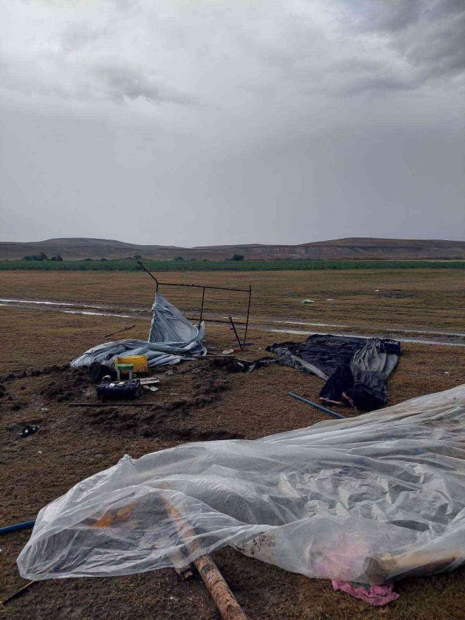 Şiddetli Rüzgar Mevsimlik Tarım İşçilerinin Çadırlarını Vurdu
