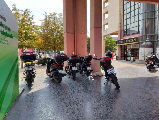 Uyarı İbaresine Aldırış Etmeden Motosikletlerini Park Ediyorlar