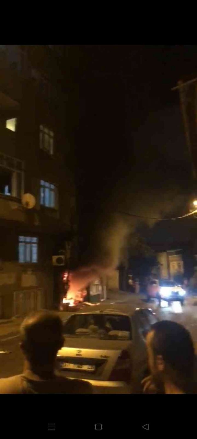 Gaziosmanpaşa’da 2 Şüpheli Önce Dükkanı Yaktı, Daha Sonra Havaya Ateş Açarak Olay Yerinden Kaçtı