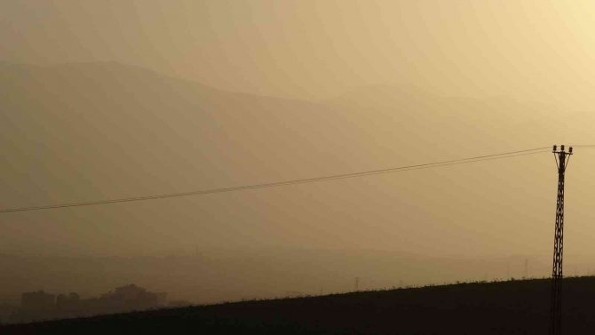 Yüksekova’da Dağlar Toz Bulutunda Kayboldu
