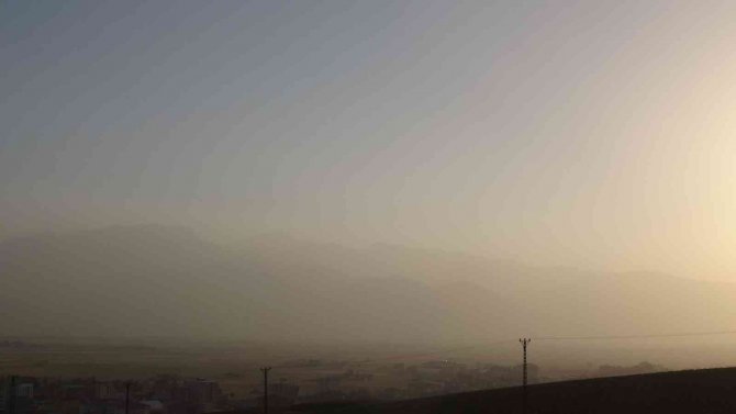 Yüksekova’da Dağlar Toz Bulutunda Kayboldu