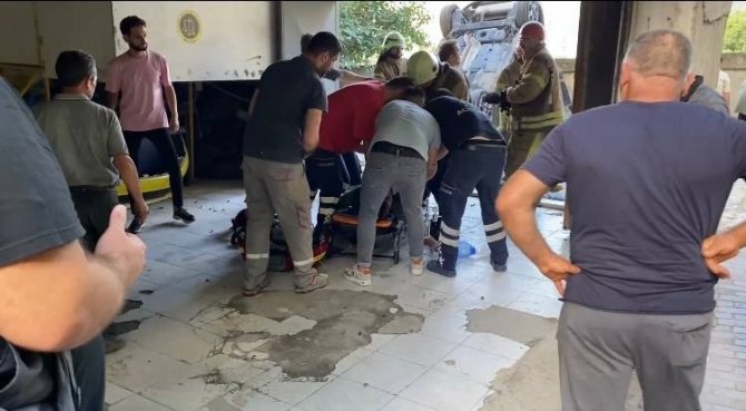 Ataşehir’de Yanlışlıkla Gaza Basan Sürücü 2’inci Kattan Düştü