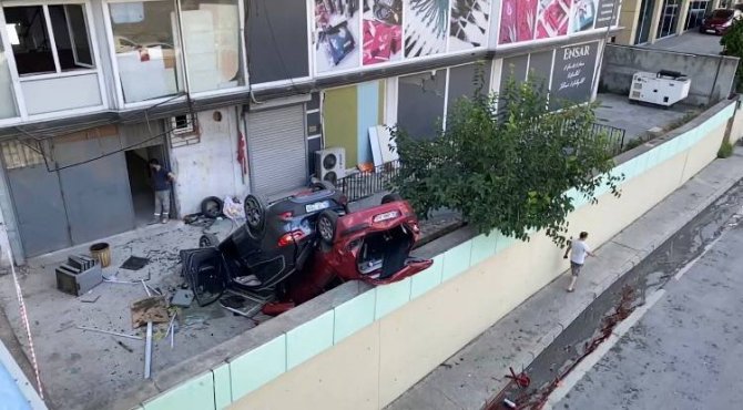 Ataşehir’de Yanlışlıkla Gaza Basan Sürücü 2’inci Kattan Düştü