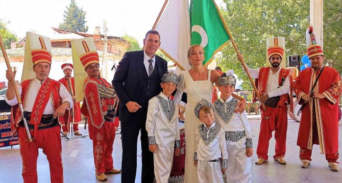 Oğullarına Mehterli Sünnet Yapan İ̇sviçreli Babanın Türk Bayrağı Sevgisi Görenleri Duygulandırdı