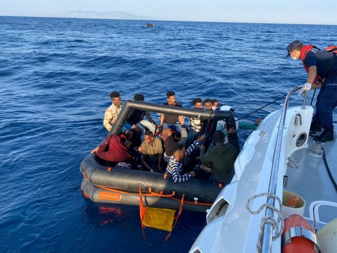 İ̇zmir Açıklarında 38 Göçmen Yakalandı, 136 Göçmen Kurtarıldı