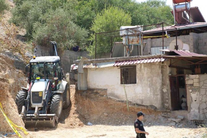 Kocasını Tüfekle Kızını Zehirleyerek Öldürmüş