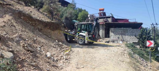 Kocasını Tüfekle Kızını Zehirleyerek Öldürmüş