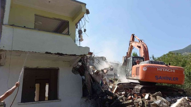 Yenice’de Afetten Zarar Gören 8 Evin Daha Yıkım İşlemleri Başladı