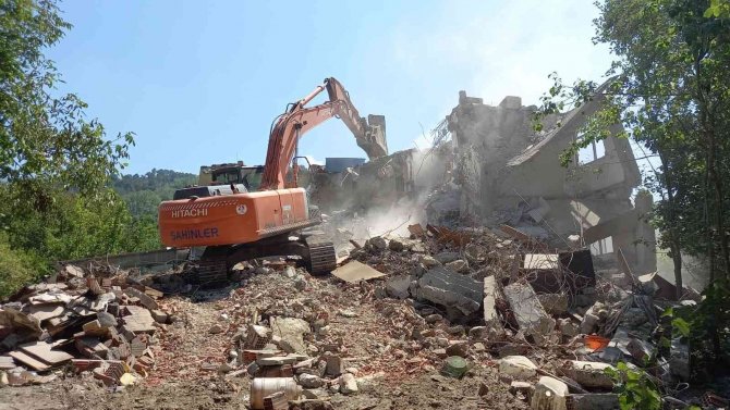 Yenice’de Afetten Zarar Gören 8 Evin Daha Yıkım İşlemleri Başladı