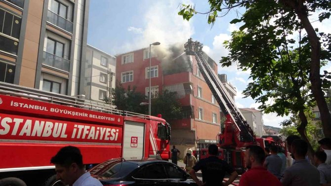 Kartal’da 4 Katlı Binanın Üçüncü Katında Çıkan Yangında Kombi Patladı
