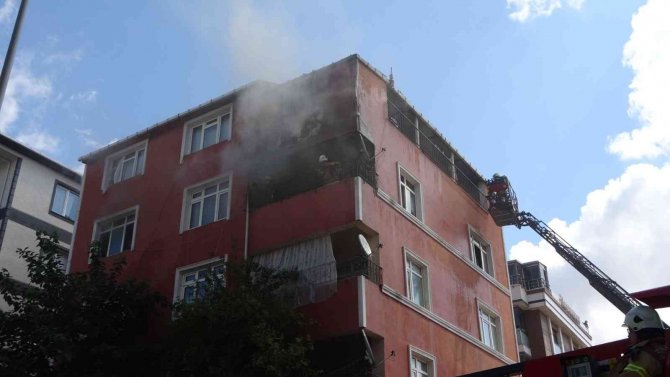 Kartal’da 4 Katlı Binanın Üçüncü Katında Çıkan Yangında Kombi Patladı