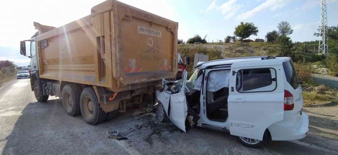 Hafriyat Kamyonuna Çarpan Aracın Sürücüsü Genç, Yaşam Mücadelesini Kaybetti