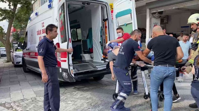 Ataşehir’de Yanlışlıkla Gaza Basan Sürücü Otomobil İle 2’nci Kattan Düştü