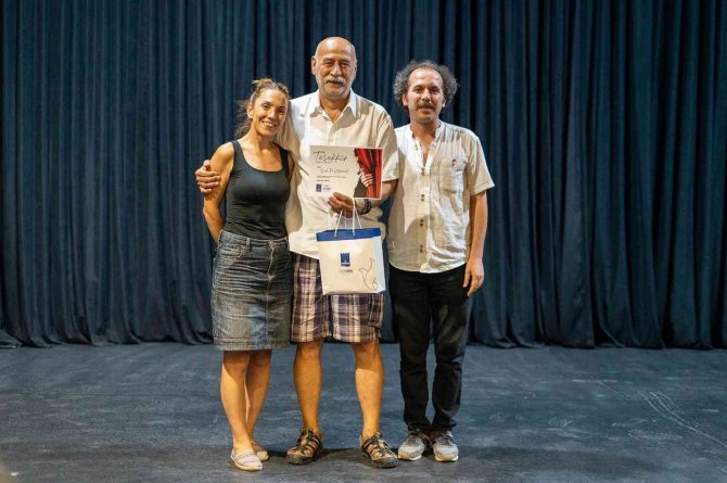 Kuşadası Belediye Tiyatrosu Kursiyerleri Katılım Belgelerine Kavuştu