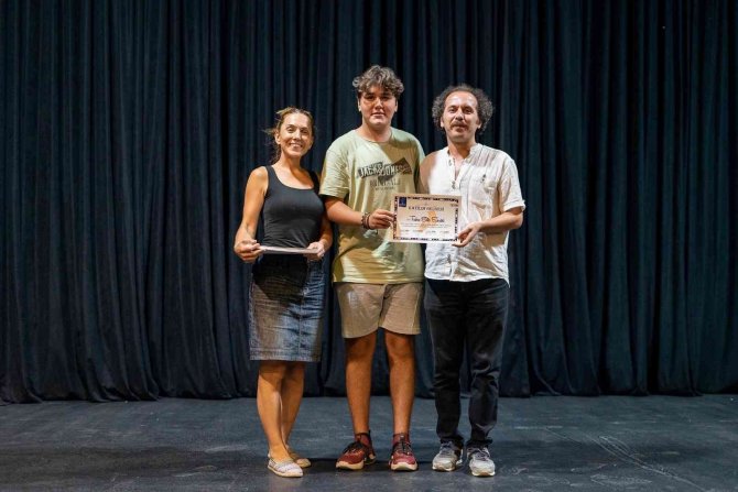 Kuşadası Belediye Tiyatrosu Kursiyerleri Katılım Belgelerine Kavuştu