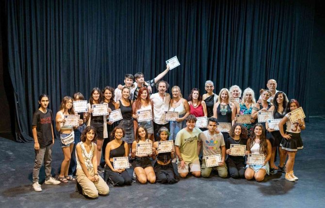 Kuşadası Belediye Tiyatrosu Kursiyerleri Katılım Belgelerine Kavuştu
