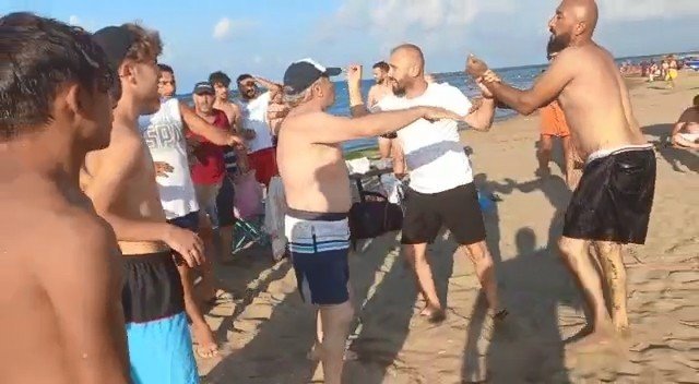 Plajda Şortunu İndirdiği İddia Edilen 2 Şahsı Vatandaşlar Darp Etti, O Anlar Kameralara Yansıdı