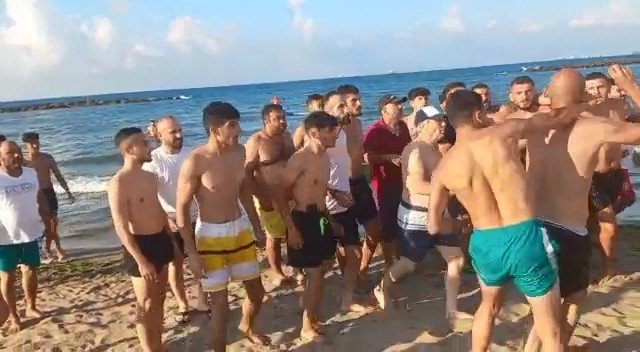 Plajda Şortunu İndirdiği İddia Edilen 2 Şahsı Vatandaşlar Darp Etti, O Anlar Kameralara Yansıdı