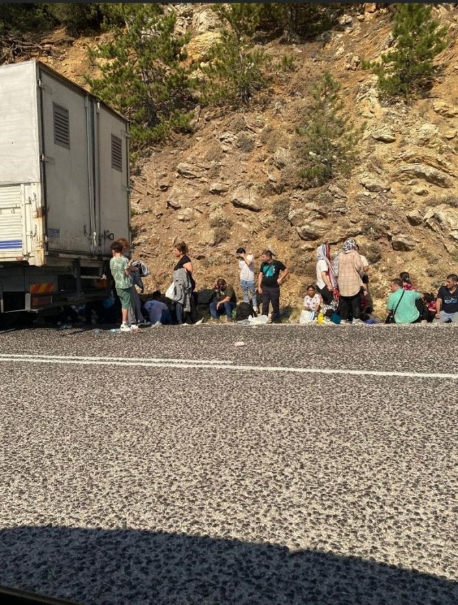 Muğla’da Arızalanan Kamyonun Kasasında 72 Düzensiz Göçmen Yakalandı
