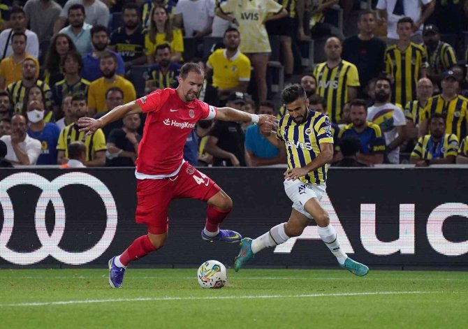 Spor Toto Süper Lig: Fenerbahçe: 2 - Ümraniyespor: 1 (İ̇lk Yarı)