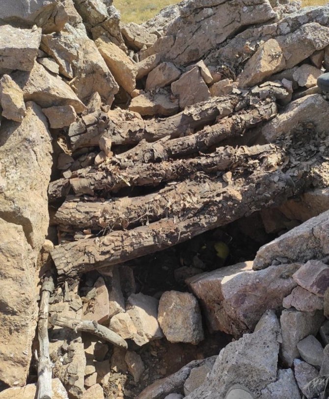 Tunceli’de Teröristlere Ait İki Sığınakta Yaşam Malzemeleri Ele Geçirildi