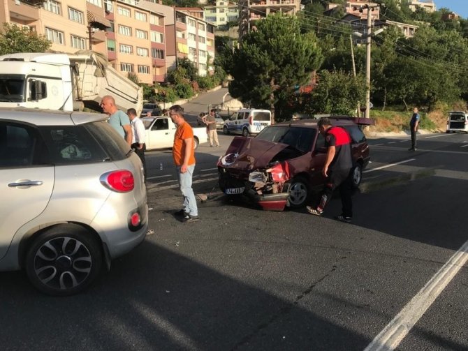 Zonguldak’ta Çarpışan İki Otomobil Hurdaya Döndü: 3 Yaralı