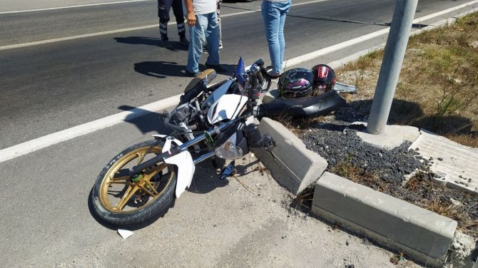Motosiklet Otomobile Çarptı: 2 Yaralı