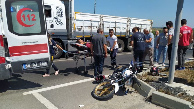 Motosiklet Otomobile Çarptı: 2 Yaralı