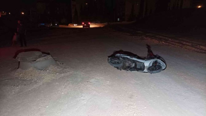 Motosiklet Rögar Bacasına Çarptı: 1 Yaralı