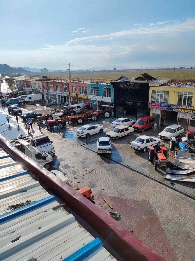 Afyonkarahisar’da Şiddetli Rüzgar Hayatı Olumsuz Etkiledi